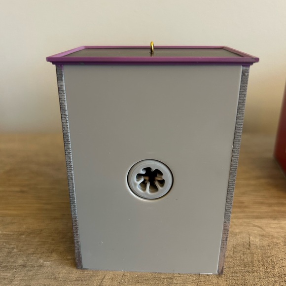 Hallmark  Madam Malkin's Robes For All Occasions -‎ Harry Potter Ornament 2024 - Picture 4 of 16